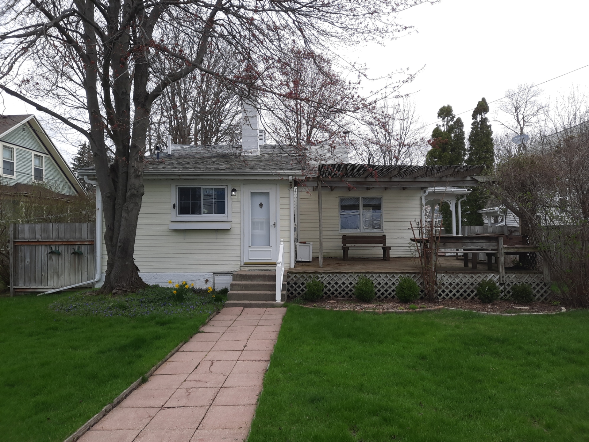 Dark Gray Vinyl Siding Enhances Home Exterior in Okemos, Michigan