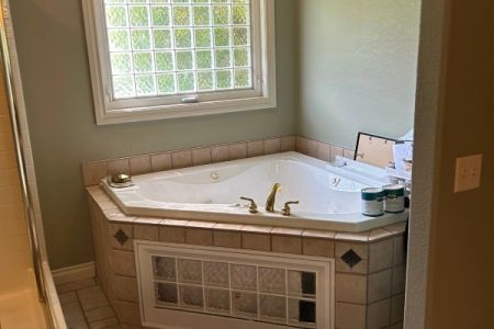 dated-fiberglass-tub-shower-before-remodel-traverse-city.jpg